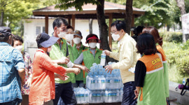 무더위 얼음 생수 드세요