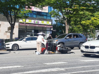 광주 치평동 대로 승용차·배달오토바이 충돌