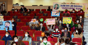 열띤 응원전의 경로당 청춘 노래자랑