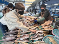 설 명절 앞두고 여수 전통시장 모처럼 활기