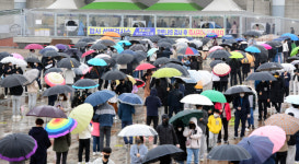 긴 우산행렬 이룬 선별진료소