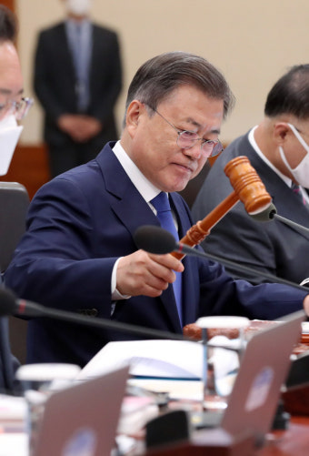 문 대통령, 국무회의 의결···검수완박 법안 공포