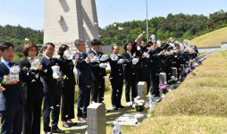 518마리 추모 나비 날리기