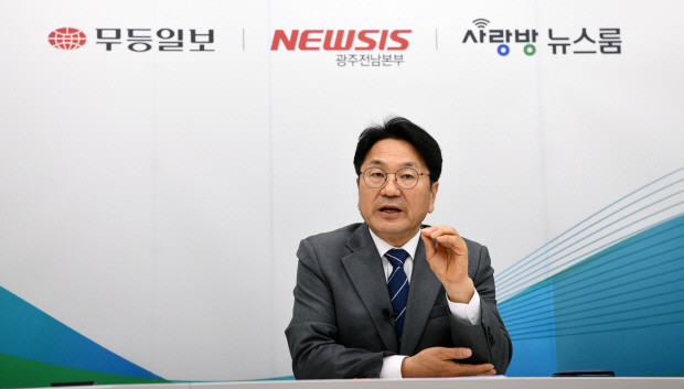 중기중앙회, 강기정 광주시장 초청 중기 정책간담회 개최, 지역 소상공인 지원 주안점 - 중앙간담회 현안 해결 방안 논의, 광주와 남방항공 협력 강화, 관광산업 활성화 계획 협의 - 광주와 개혁신당, 지역 현안 공동 대응 약속, 인공지능 예타 면제 등 협의 - 광주신세계, 광주비엔날레 후원 19억원 누적 지원 - 강기정 광주시장, 지역 경제 발전 활발한 노력과 협력 - 조선일보