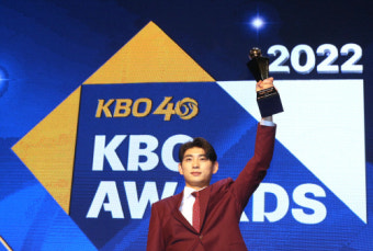'바람의 손자'이정후, 세계 최초 부자 MVP