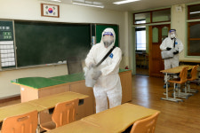 초등학교 개학 앞두고 교실 방역 소독