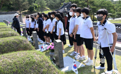 광주 교대 부설초교, 목발로 5.18민주묘지 참배