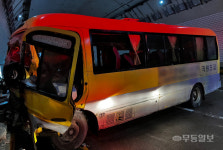 장성서 25인승 통근버스 터널벽 충돌···5명 중경상
