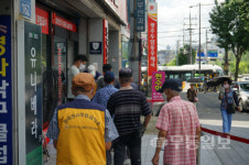 밥값은 해야지…무료급식소 일손 돕는 천사들