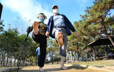 광주 상무시민공원 황토 맨발 걷기 인기