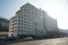 폐건물 서진병원, 법정 다툼에 철거 늦춰져
