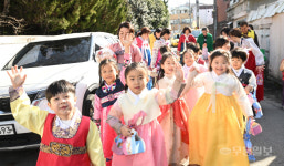 저희가 선물들고 새배하러 갑니다