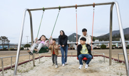 선생님이 그네 밀어주고 있어요