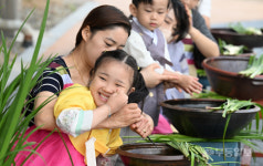 창포물로 머리감아 향기 좋아요