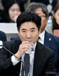 질의 듣고 있는 김대중 전남도교육감