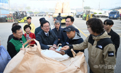 공공비축미곡 살피는 문인 북구청장