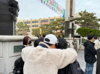 [2025 수능 이모저모] 하던 대로 만 해 제자 어깨 토닥토닥
