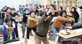 노래 연습도 중요하지만 몸부터 풀고