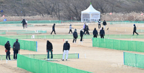 줄서서 기다리는 파크골프장, 시니어 세대 많은 인기