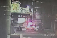 또 불거진 과잉 진압 논란...일선 경찰 저위험 총기 개발해야