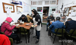 육수낼 멸치 가격 두 배 뛰어···1천원 백반 해뜨는식당, 운영난 가중