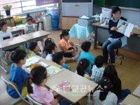 매주 목요일 아침 책 읽어주기 활동 실시