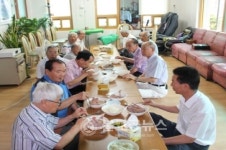 모충동 남부경로당 오리탕 제공