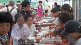 상당구청장, 직접 배식 주민 애로사항 청취