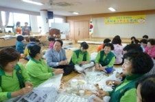 내덕1동 새마을부녀회, 저소득 가정 송편 전달