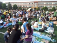 장터에서 배우자 나눔과 배려의 알뜰바자회