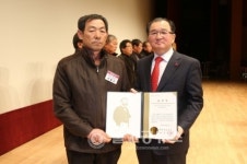 대치면 이홍규, 김성호 적십자 회비 모금운동 표창
