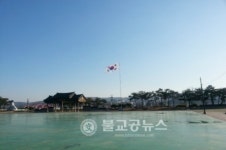 태극기 휘날리는 탈춤공원