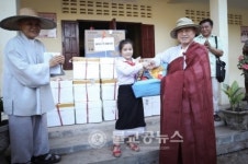 종상스님, 라오스 불국초에 책걸상 지원