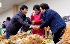 안희정 지사, 세배하고 동화책 읽어주고