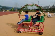 한강서 이색자전거 타요