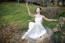 춤꿈 홍연지, 충주호 벚꽃 길 자태의 춤사위