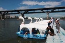 어린이날, 한강에서 오리보트 경주놀이 하자!