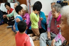 탄금 어린이집, 대현경로당 방문