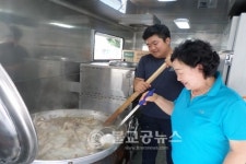 모충동 자원봉사대, 어르신 삼계탕 전달