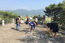 청산초, 충혼탑 참배 및 청소