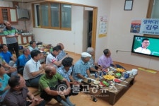 양궁 김우진, 금메달 소식에 박수갈채