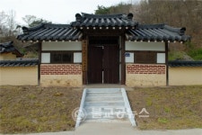 부여, 충화 경주김씨 재실  향토문화유산 지정