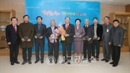 교육경비 지원 교육공동체에 감사패 전달