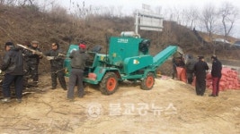 증평군, 축산농가에 톱밥 무료 배부