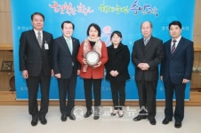 충남도교육청, 정년퇴직 교육공무직원 송공패 전달