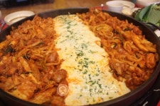 강릉에서 맛보는 솔올통나무 치즈닭갈비