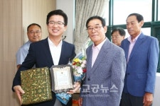 어르신들로부터 감사패 받은 허태정 유성구청장