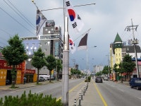 봉방동 충주역 맞은편 CU앞(임시) | 충주 봉방동주민자치위, 충주역 앞 명품길에 두 태극기 동시 게양