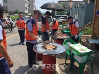 뉴영동라이온스클럽, 영동읍 영산1,2리 어르신 식사 대접