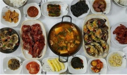 식도락객 발길 사로잡은 여수 맛집 거북이식당, 푸짐한 게장 정식 제공